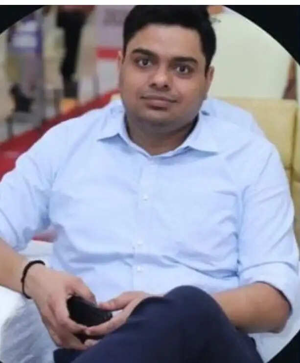 वाराणसी में पौने दो लाख रुपए की रिश्वत लेते रेलव का वरिष्ठ मंडल सामग्री प्रबंधक गिरफ्तार ,सीबीआई ने घर से रंगे हाथ पकड़ा