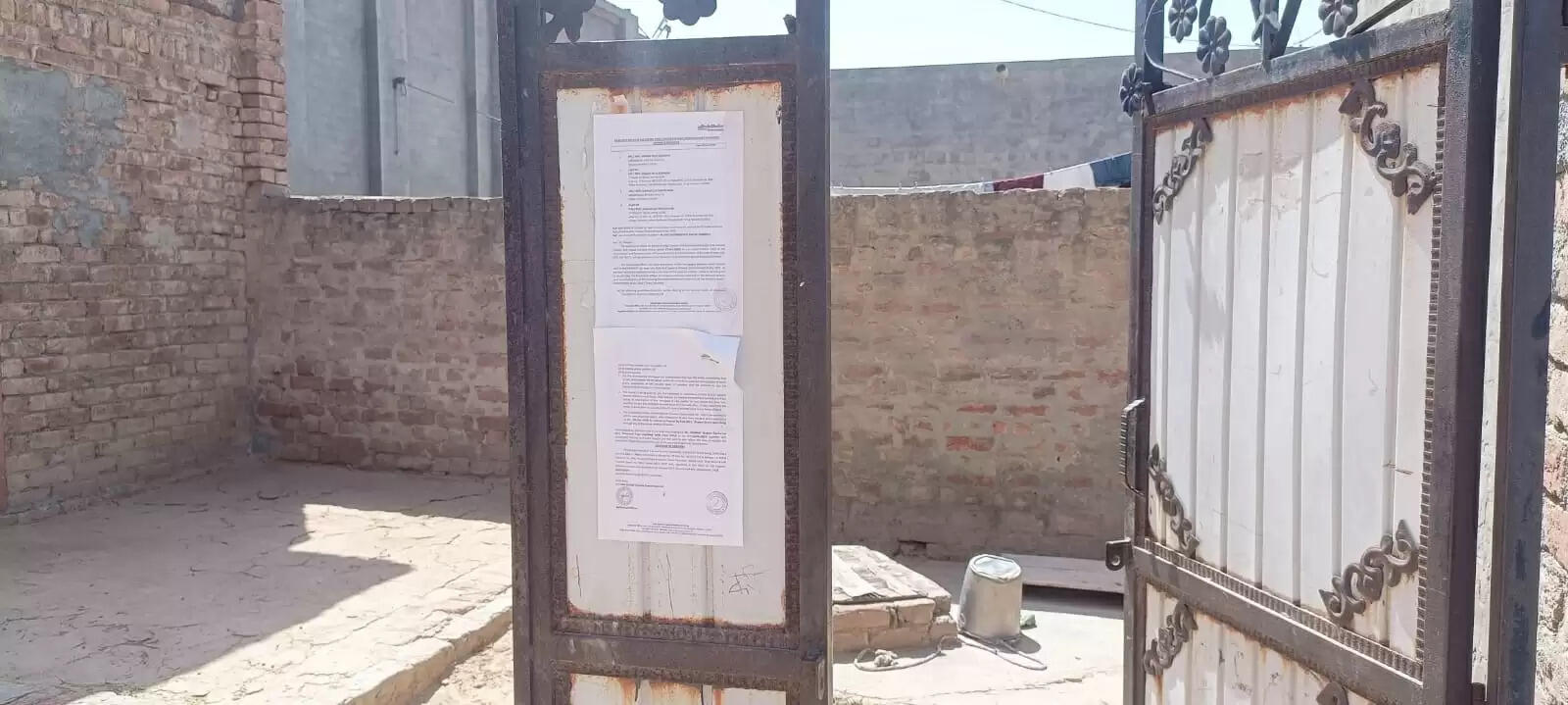 सिरसा: लोन कंपनी ने सील किया मकान, पंचायत के बाद ताला तोड़ा