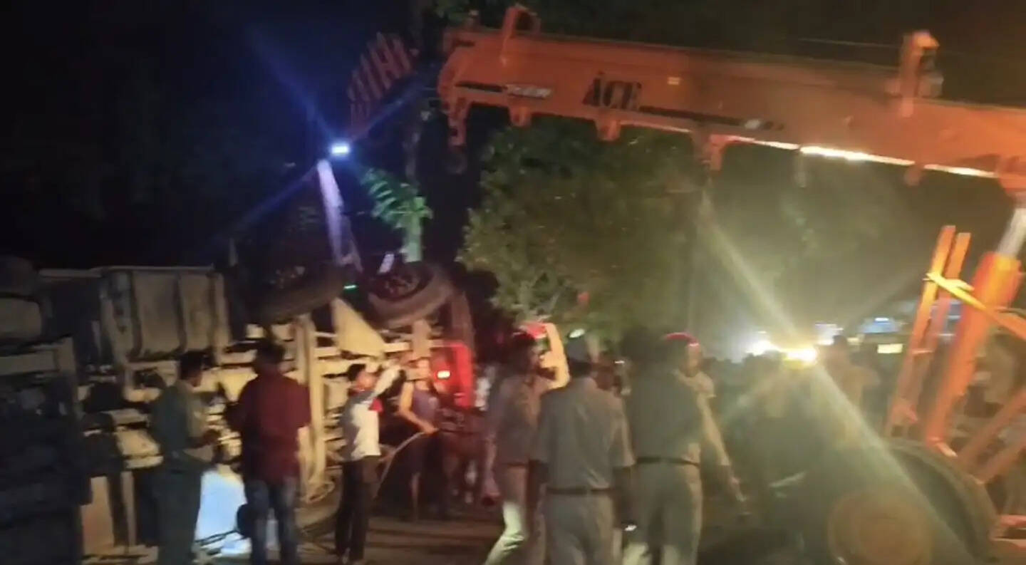 दो बाइकों पर पलटा प्याज लदा ट्रक, तीन की मौत