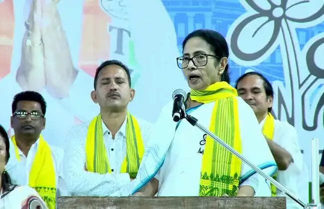 मुंहबोली&nbsp;‘मां बनाम बेटे’ की लड़ाई में ममता बनर्जी ने किया विकास का वादा