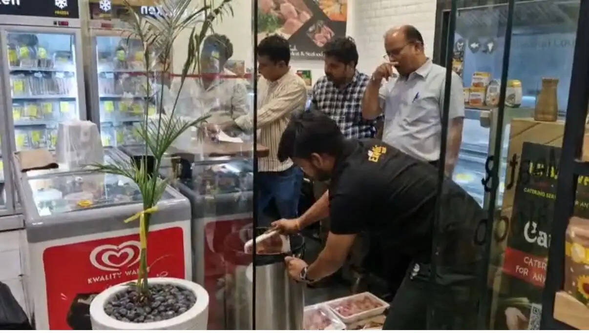 खाद्य सुरक्षा विभाग की टीम ने राजापार्क के एग्जॉटिक मार्ट पर छापा मार किया 41 किलो नॉनवेज नष्ट