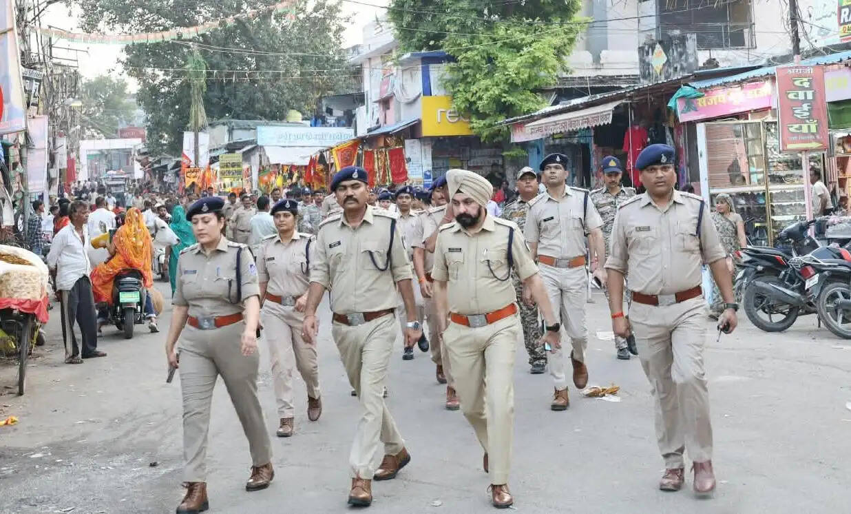 नवरात्रि में काली माता के पंडालों में उमड़ रही श्रद्धालुओं की भीड़, दतिया पुलिस ने निकाला फ्लैग मार्च