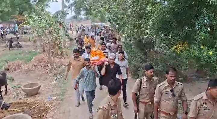 जौनपुर का कौली हत्याकांड : 48 घंटे बाद हुआ अंतिम संस्कार, पूर्व गृह राज्यमंत्री के आश्वासन पर माने परिजन
