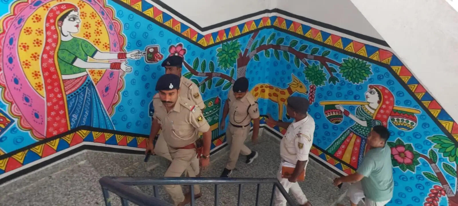 वित्तीय गड़बड़ी को लेकर साहेबगंज थाना ने की फारबिसगंज ईओ के आवास और कार्यालय में छापेमारी