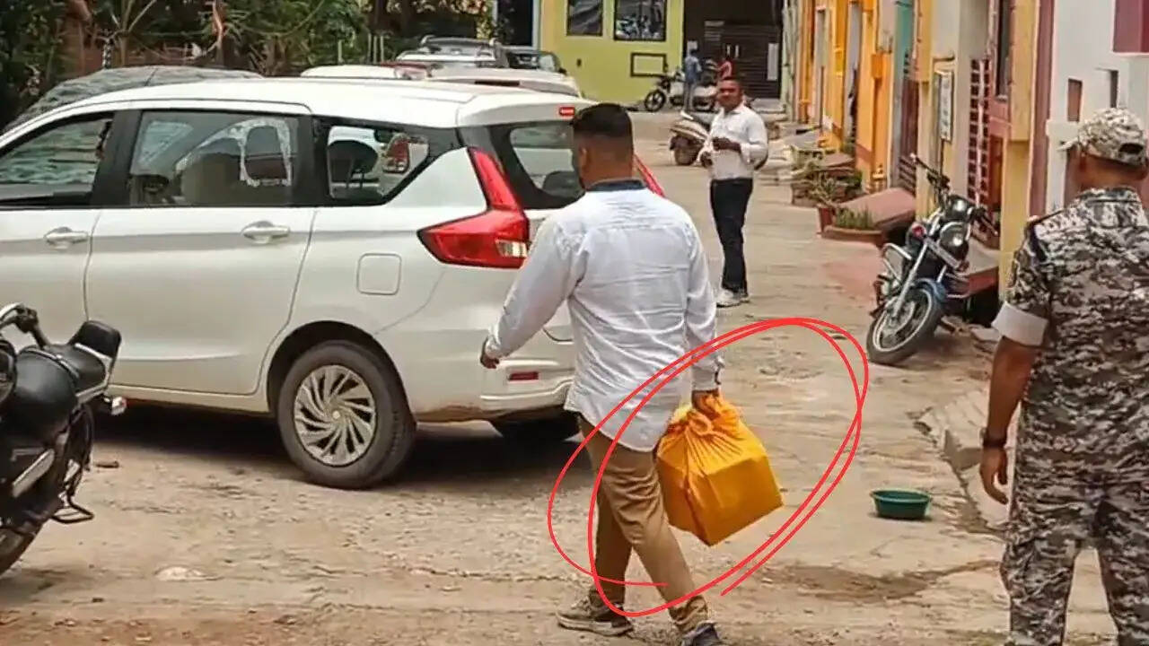 शराब घोटाला मामले में शराब कारोबारी के ठिकानों पर छापेमारी