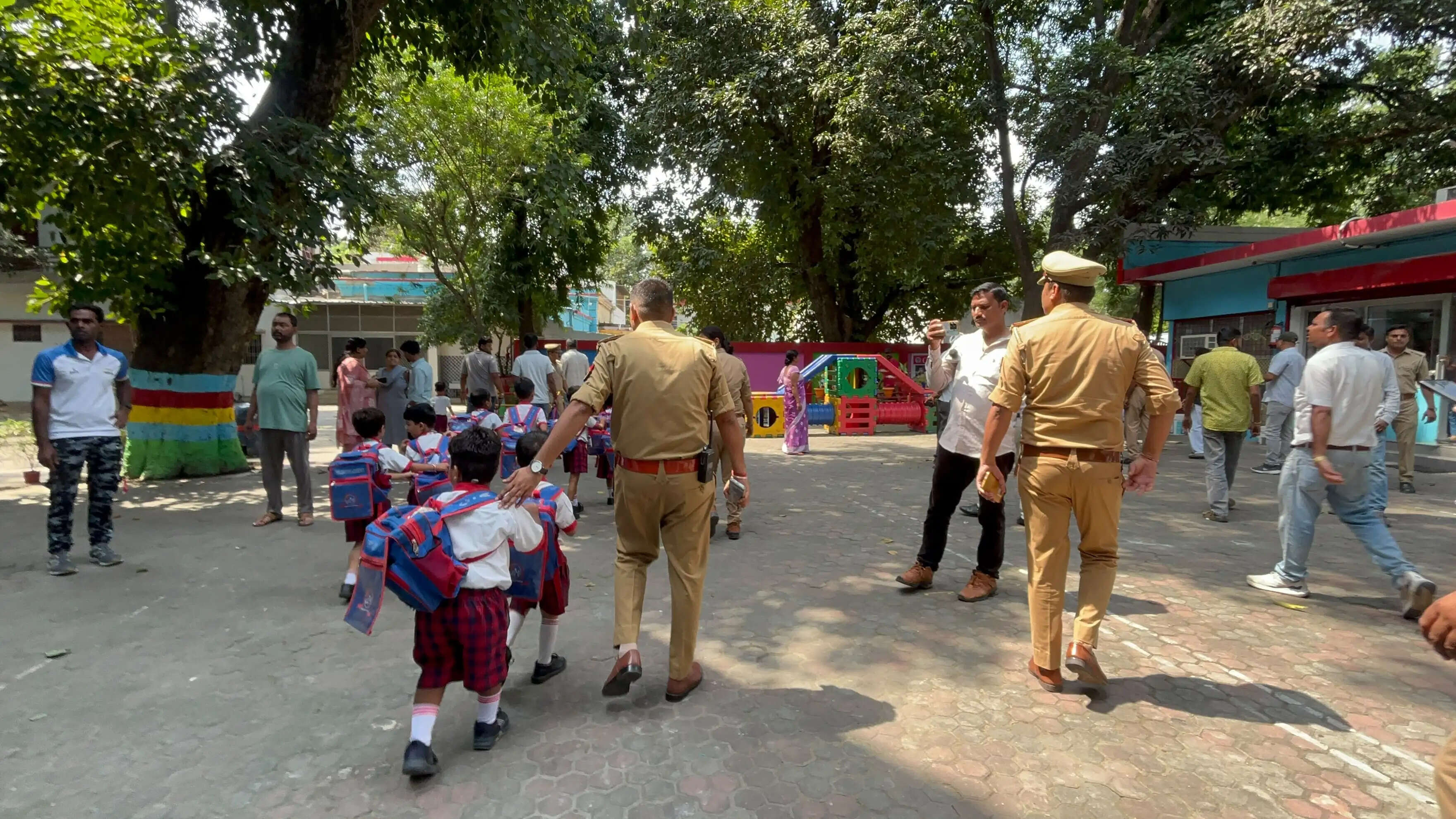 लखीमपुर खीरी: स्कूल परिसर में शिक्षिका की हत्या के बाद युवक ने खुद को गोली मारकर की खुदकुशी