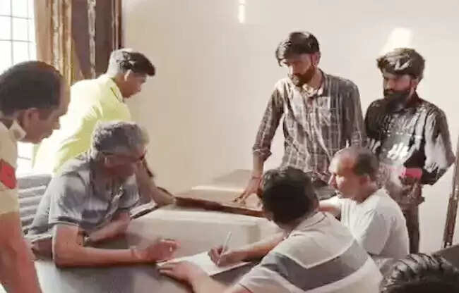 सोनीपत: पशुओं से गलत हरकत के विराेध में हिंदू संगठनों ने आरोपी को पकड़ा