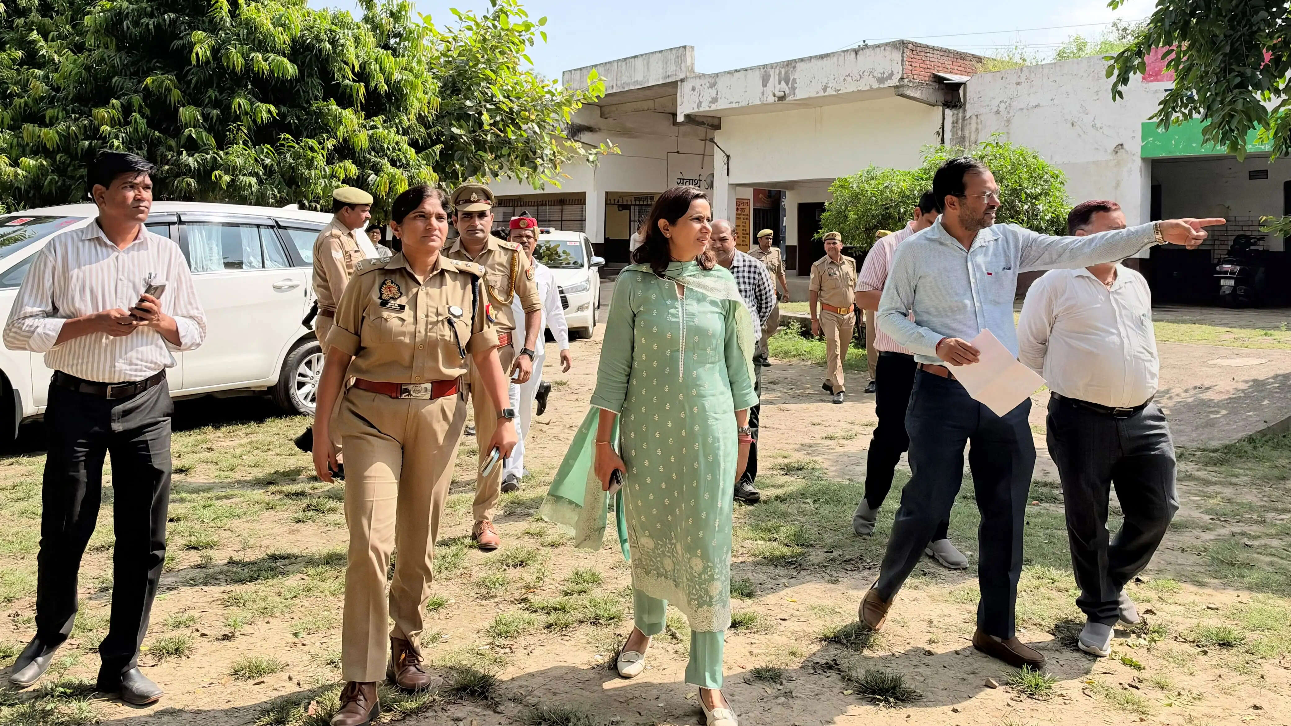 जिलाधिकारी एवं पुलिस अधीक्षक ने विधान परिषद चुनाव के बूथों का किया निरीक्षण