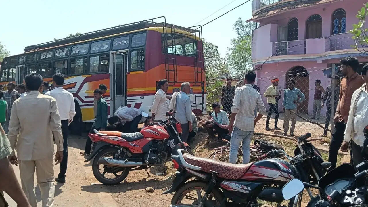 दमोह में तेज रफ्तार बस ने तीन छात्राओं को रौंदा, दो की मौत, एक गंभीर