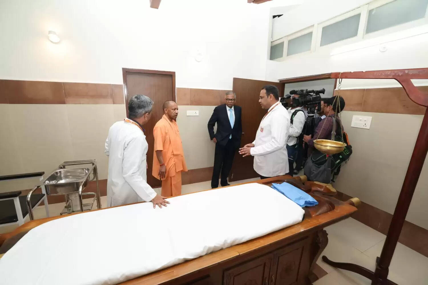 एमजीयूजी में पंचकर्म केंद्र को देखकर अभिभूत हुए टाटा संस के चेयरमैन