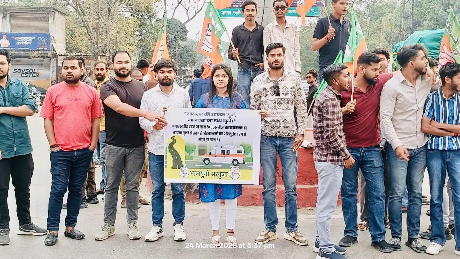 अंबिकापुर : भाजयुमो का यातायात जागरूकता अभियान, हेलमेट और सीट बेल्ट के लिए किया प्रेरित