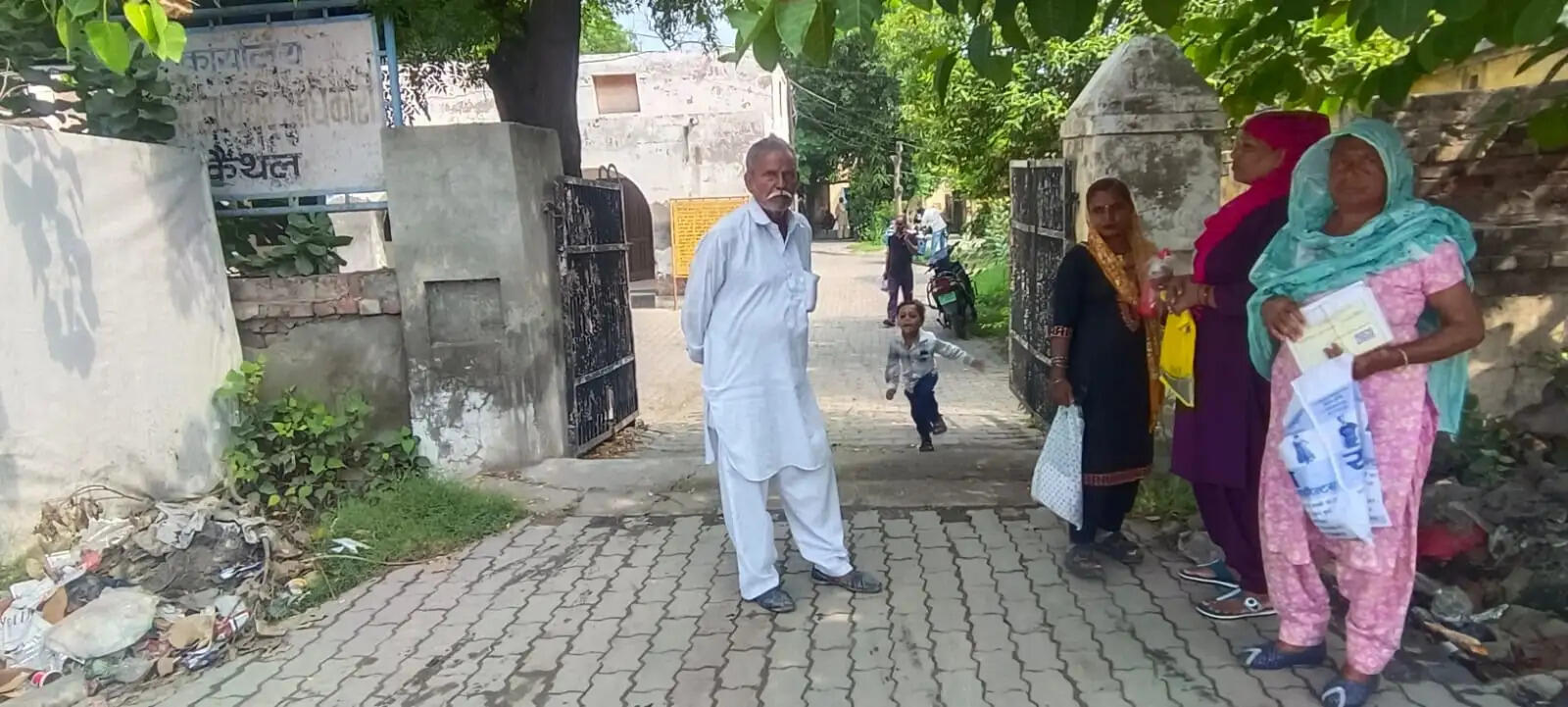 कैथल: पटवारियों की हड़ताल से पटवार भवन पर लटके ताले, रजिस्ट्रियां व इंतकाल अटके