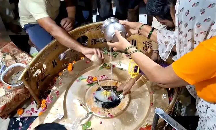 शिवालयों में उमड़ा आस्था का सैलाब, हर-हर महादेव से गूंजा हरिद्वार