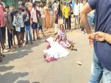 जांजगीर-चांपा में सड़क हादसा: बाइक फिसलने से महिला की मौत, ग्रामीणों ने किया चक्का जाम