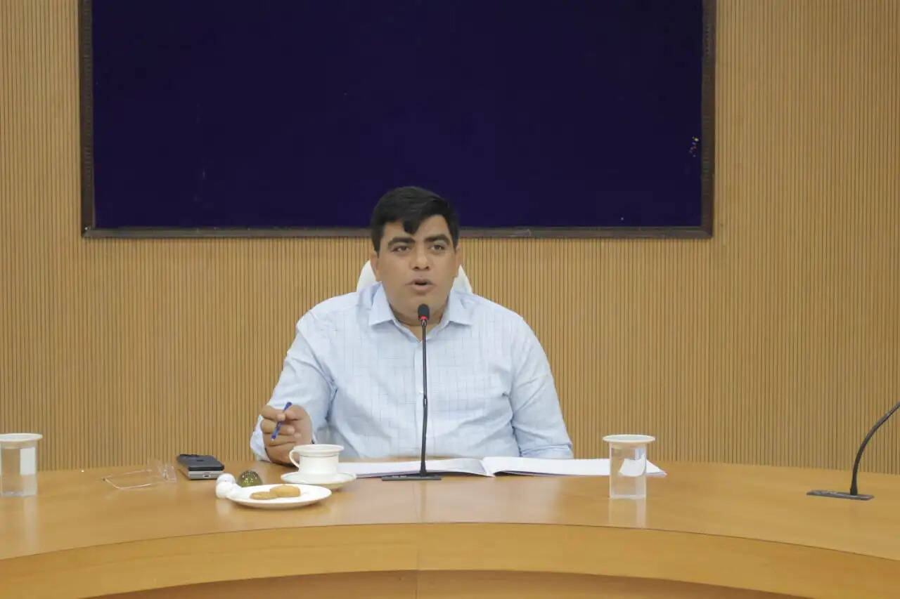 निर्धारित समय-सीमा में पूर्ण करें निर्माण कार्य : कलेक्टर