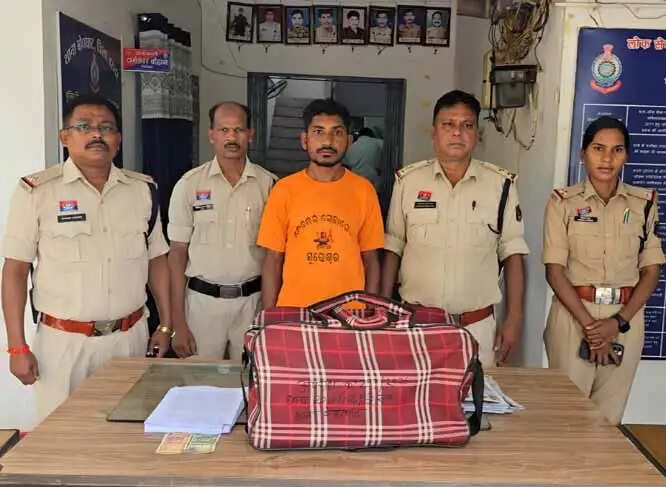 बस स्टैंड से आठ किलाे गांजा के साथ एक आराेपित गिरफ्तार