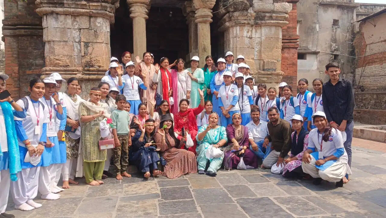 शिवरीनारायण में विद्यार्थियों ने किए भगवान के दर्शन, मठ में मिला जगन्नाथ प्रसाद