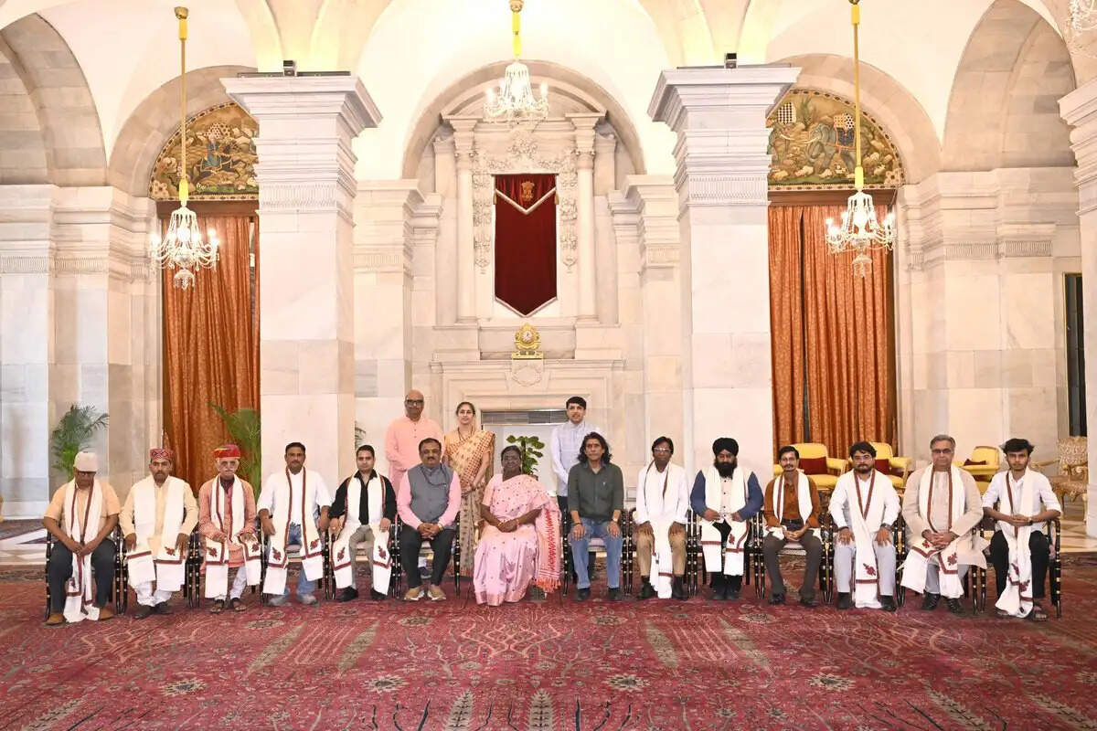 राष्ट्रपति मुर्मु ने पारंपरिक मिनिएचर कला शैलियों के कलाकारों से मुलाकात की