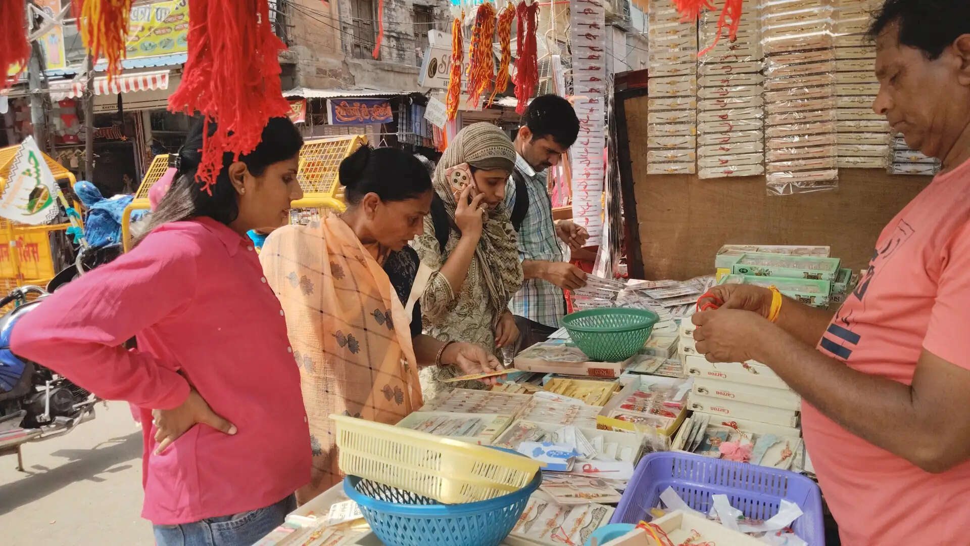 रक्षाबंधन कल, बाजारों में रही रौनक