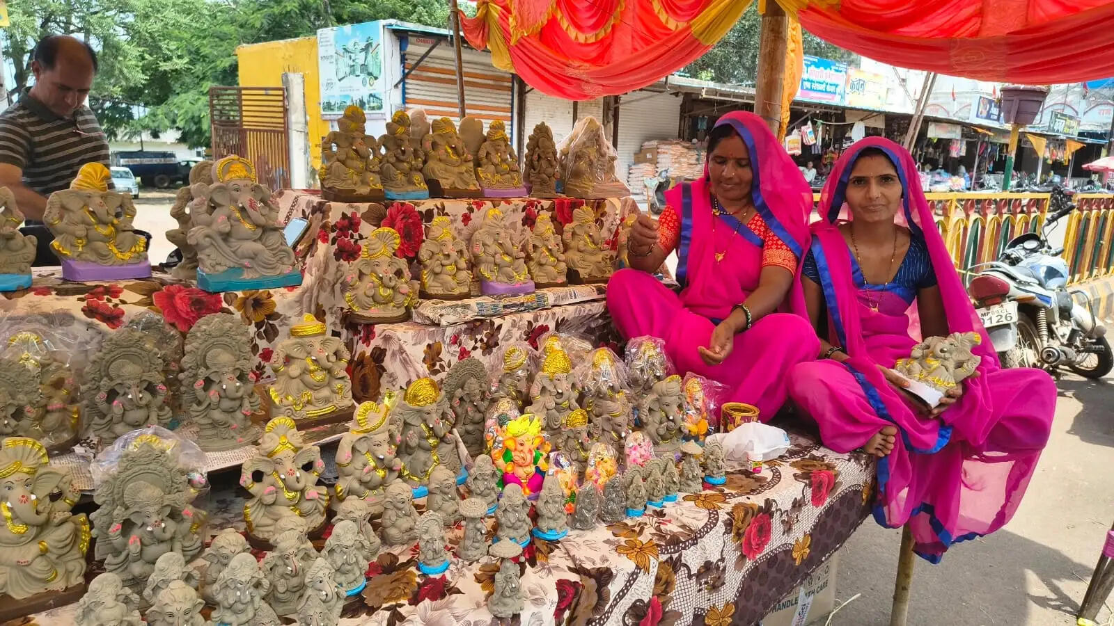 आगरमालवाः मिट्टी और गोबर से बनी गणेश प्रतिमाओं का स्टाल लगा