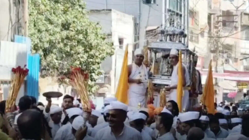 सागरः महावीर जयंती पर भव्य शोभायात्रा में चांदी की पालकी में निकले भगवान महावीर