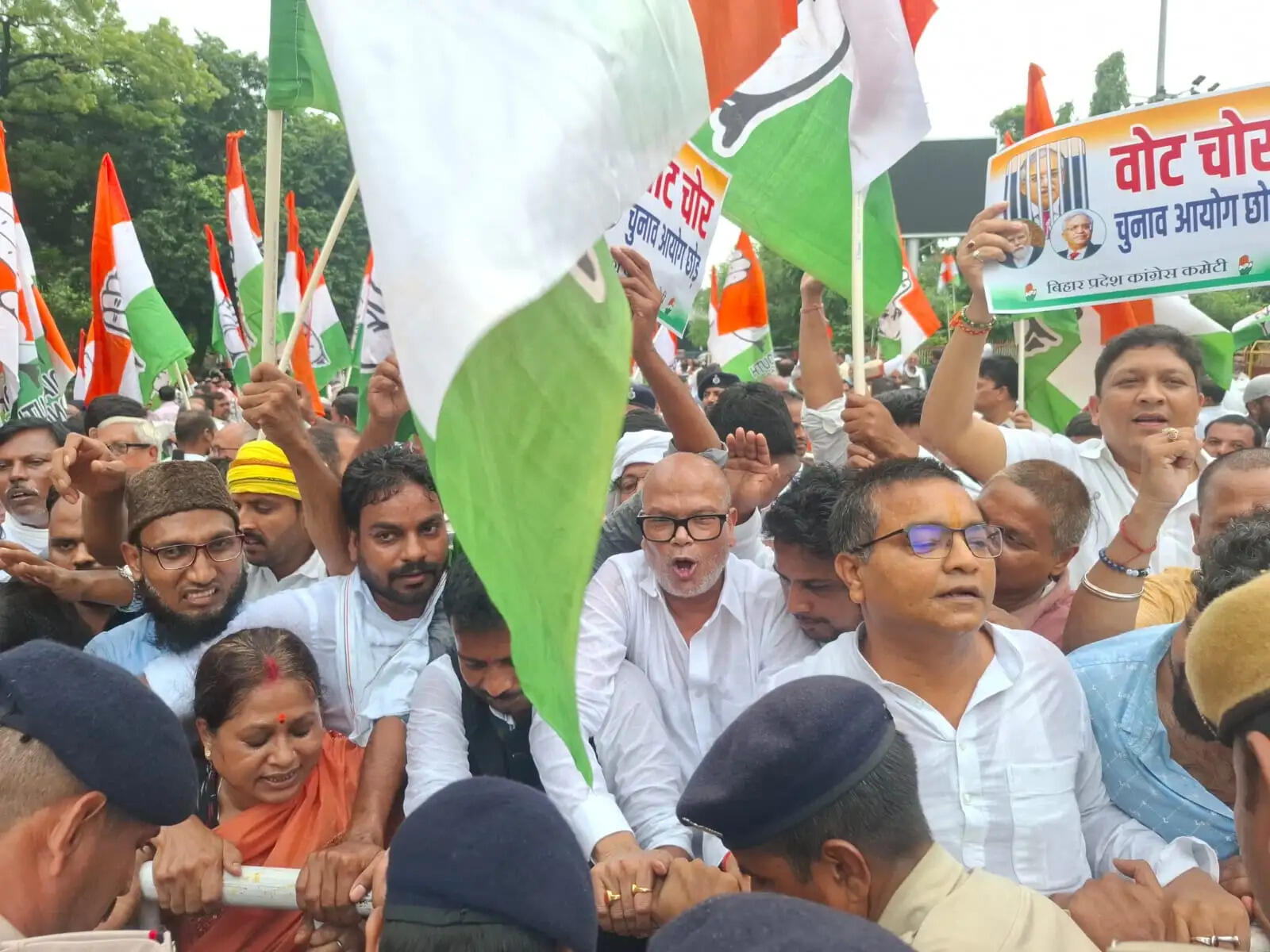 कांग्रेस ने मुख्य चुनाव आयुक्त ज्ञानेश कुमार के इस्तीफे की मांग को लेकर निकाला विरोध मार्च