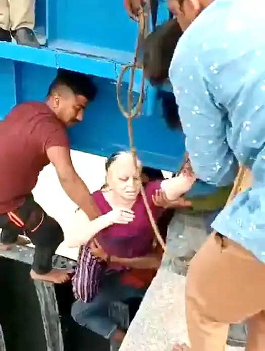 चमत्कार: गंगनहर में गिरी बुजुर्ग महिला एक किलोमीटर तक बहती रही