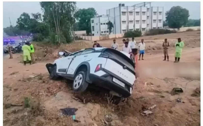 तमिलनाडु के कृष्णागिरी में कार-बस की टक्कर में 3 लोगों की मौत, एक की हालत गंभीर