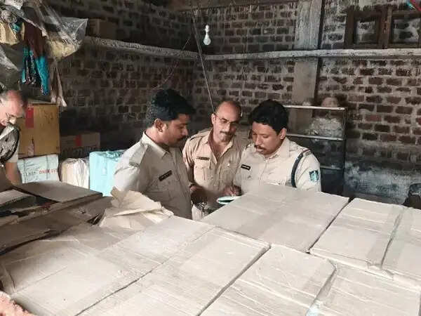 हरदा में स्कूल के पास घर से लाखों के पटाखे जब्त, बिना लाइसेंस किया था भंडारण