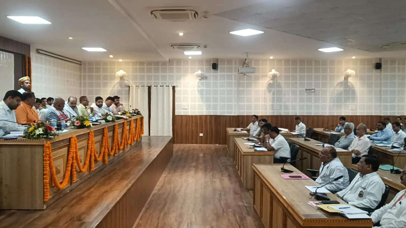 प्रश्न एवं संदर्भ समिति की बैठक में अधिकारियों से मांगा गया जवाब, विकास योजनाओं पर हुई गहन समीक्षा