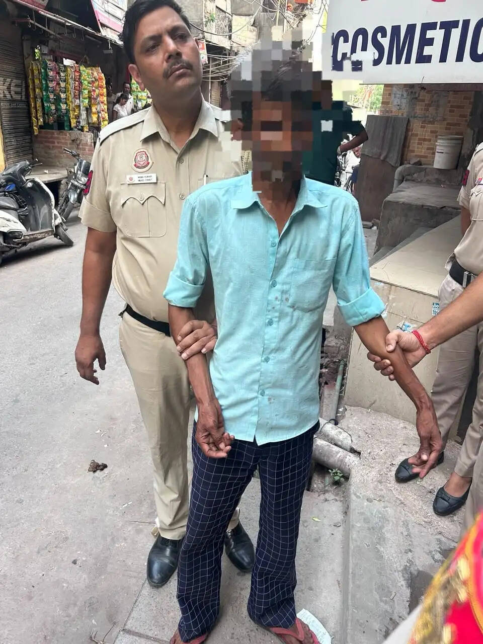 लखनऊ से चाकू खरीदकर दिल्ली आया, सो रही पत्नी की बेरहमी से हत्या, आरोपित गिरफ्तार