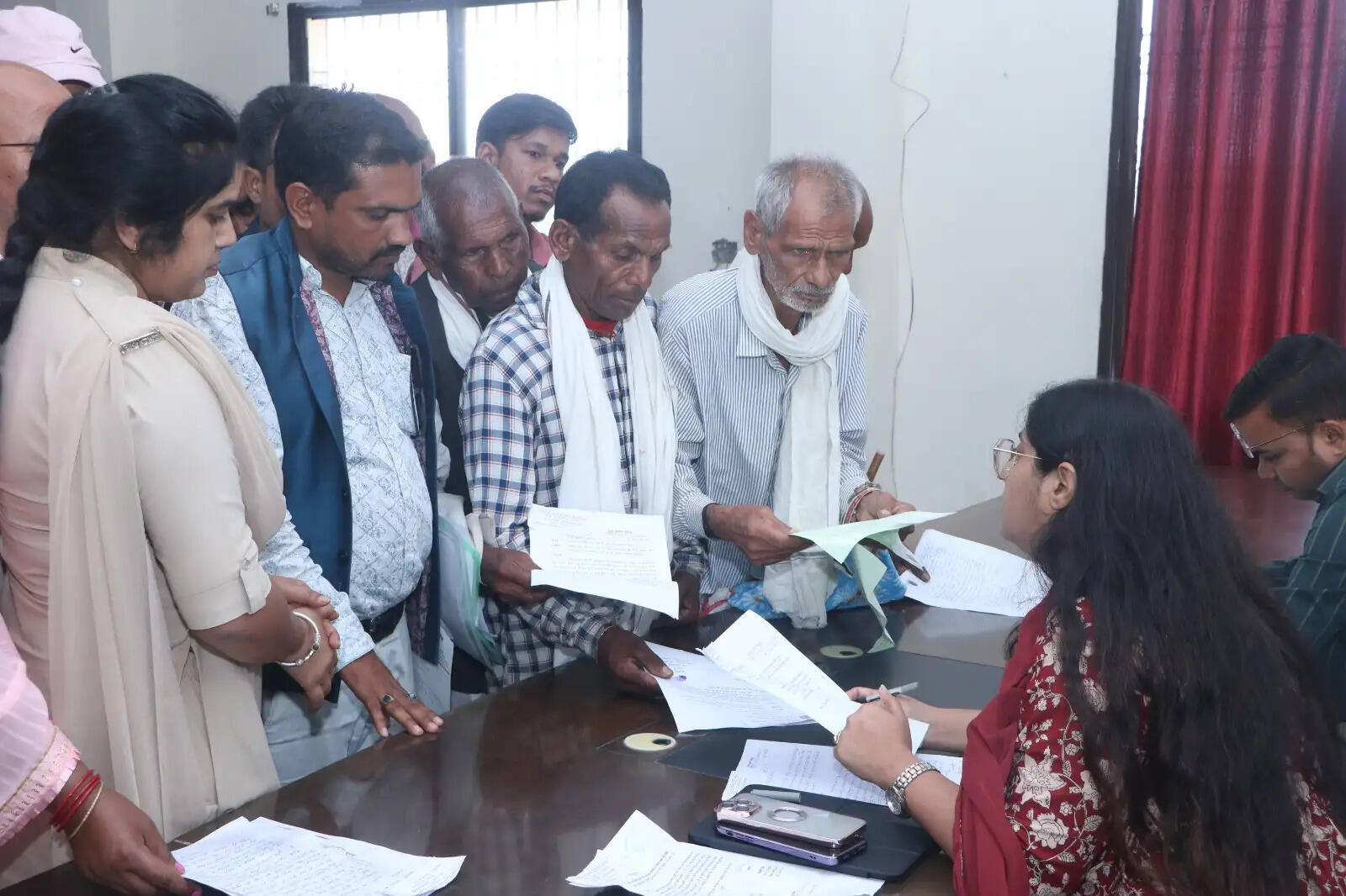 सूरजपुर : जनदर्शन में कलेक्टर ने सुनीं लोगों की समस्याएं, त्वरित निराकरण के दिए निर्देश