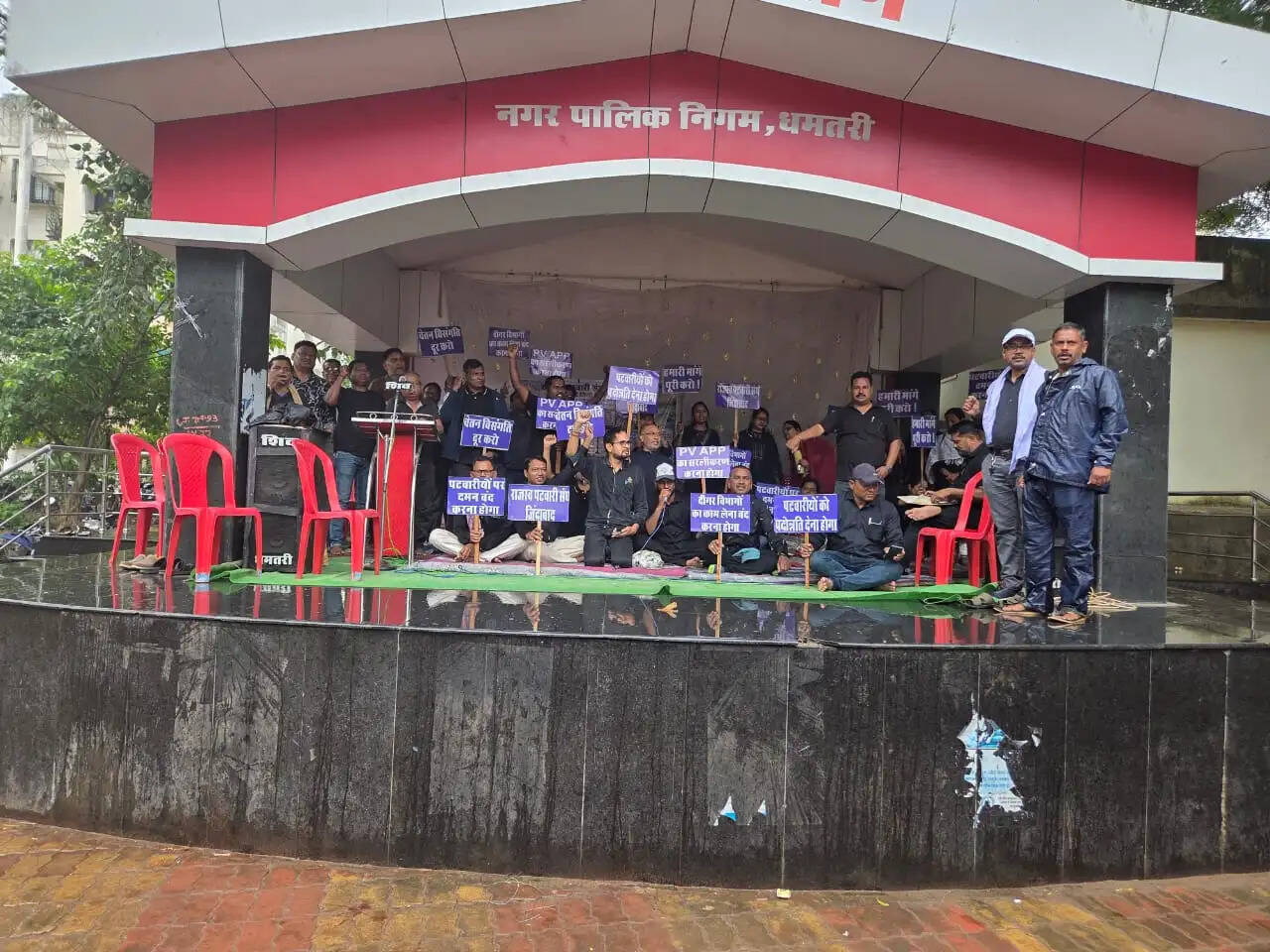 पटवारियों की हड़ताल 16वें दिन भी जारी, काले कपड़े पहनकर निकाली रैली