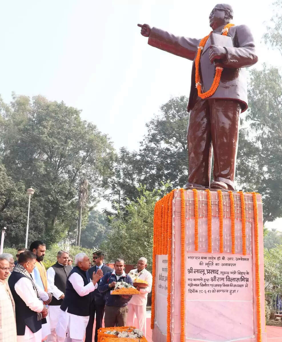 मुख्यमंत्री नीतीश कुमार ने डॉ. भीमराव अंबेडकर को उनके महापरिनिर्वाण दिवस पर अर्पित की श्रद्धांजलि