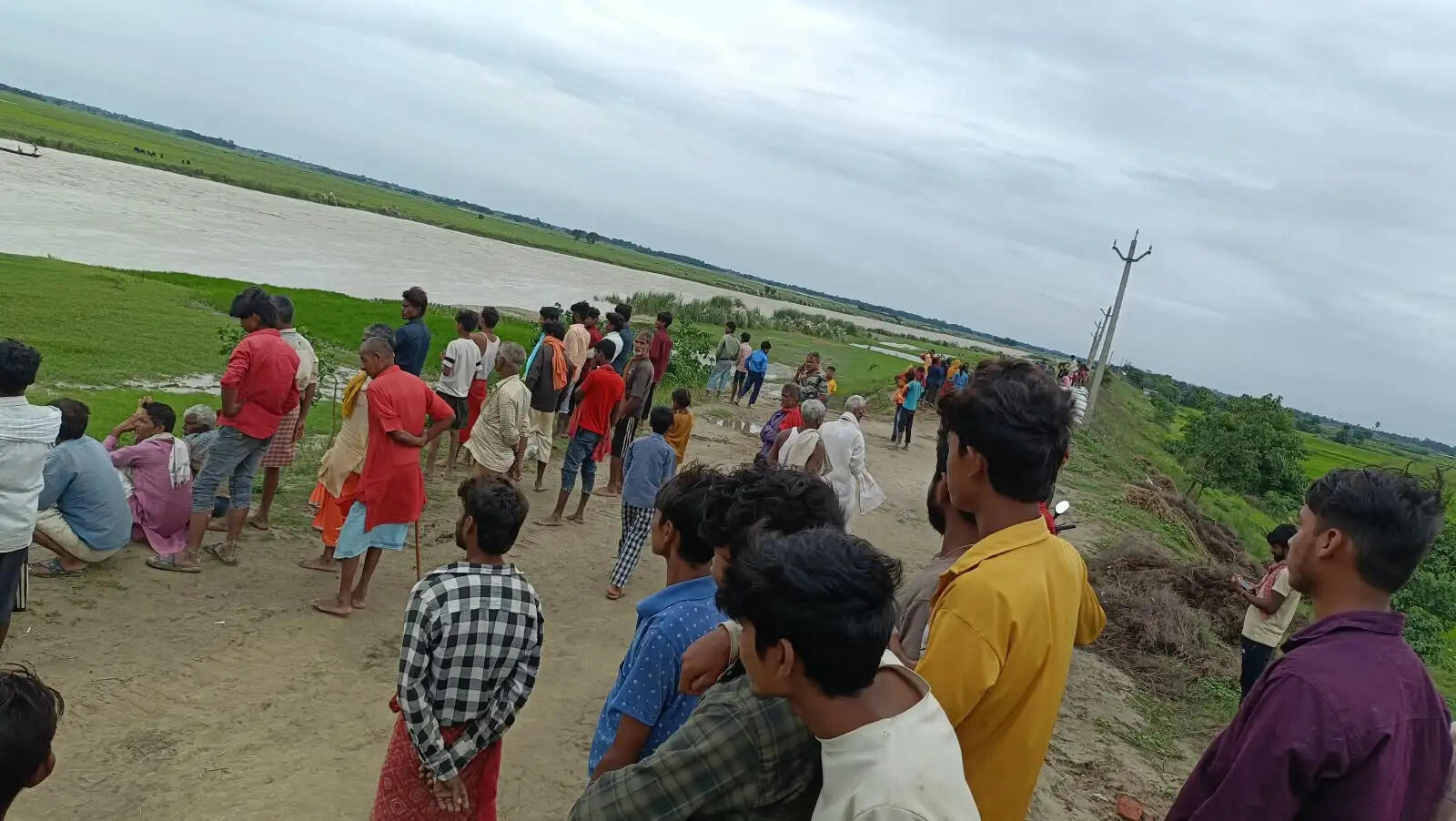 मुजफ्फरपुर के औराई में बागमती की उप धारा में नाव पलटी,