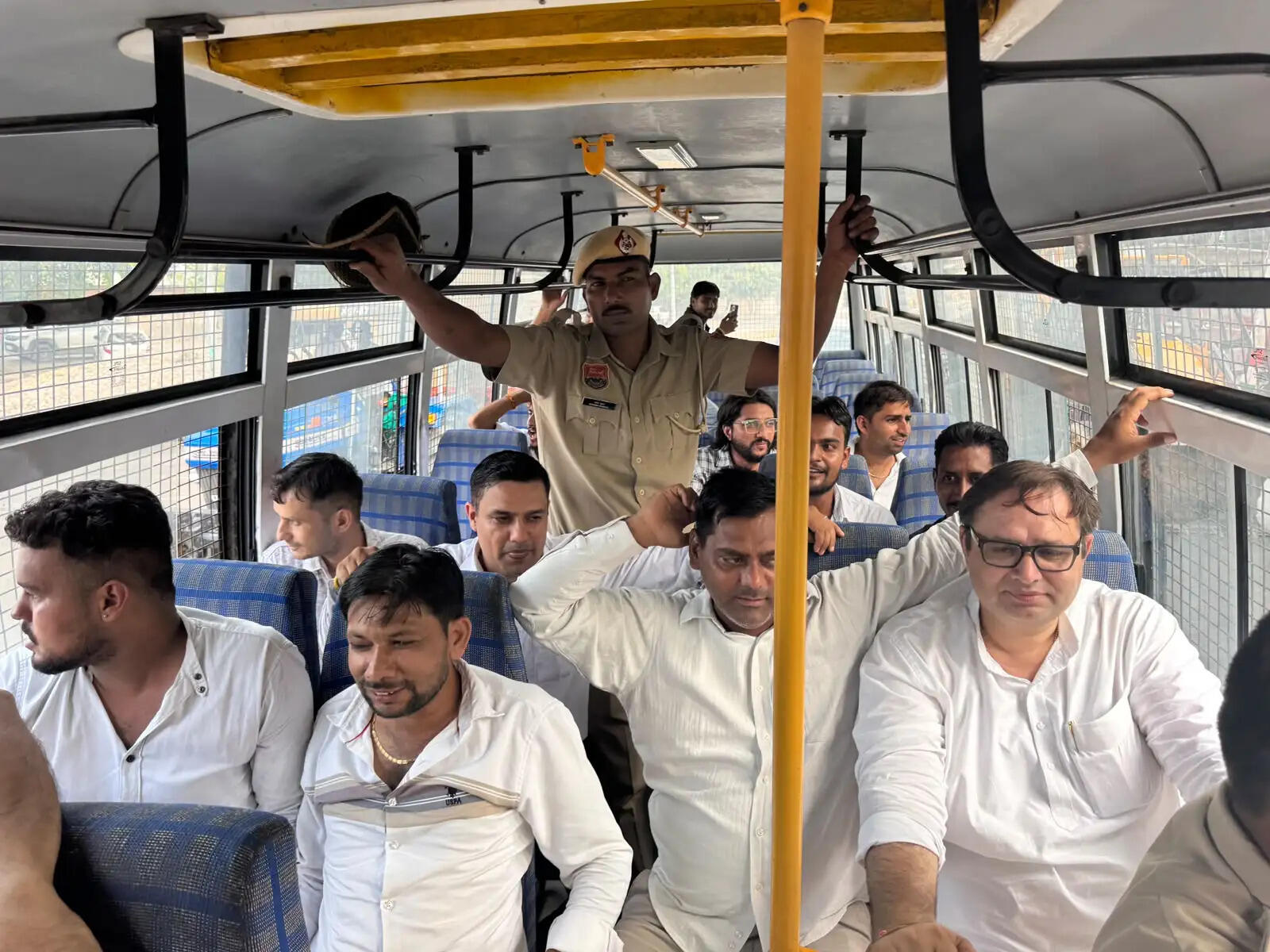 जींद: प्रदर्शनकारी कांग्रेस कार्यकर्ताओं को पुलिस ने किया डिटेन