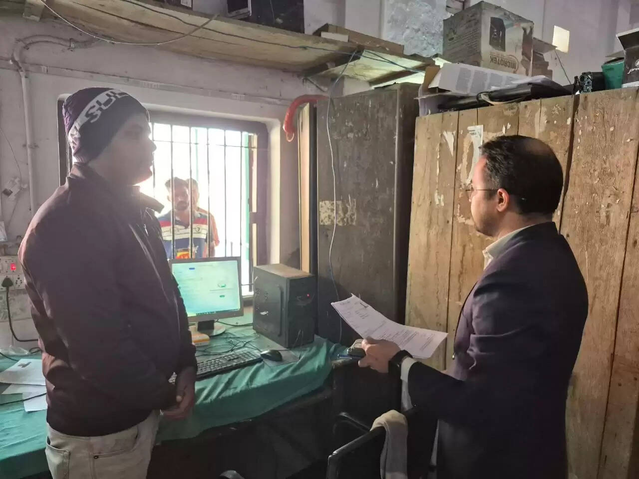 जिलाधिकारी ने मांझी प्रखंड का किया औचक निरीक्षण