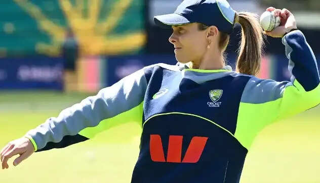 पीठ दर्द के कारण भारत सीरीज से बाहर हुईं सोफी मोलिनेक्स