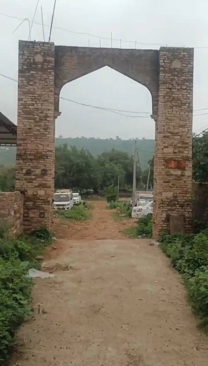 मजार परिसर से लगी भूमि पर गैराज संचालन को लेकर उठे सवाल, नागरिकों ने मांगी राजस्व जांच