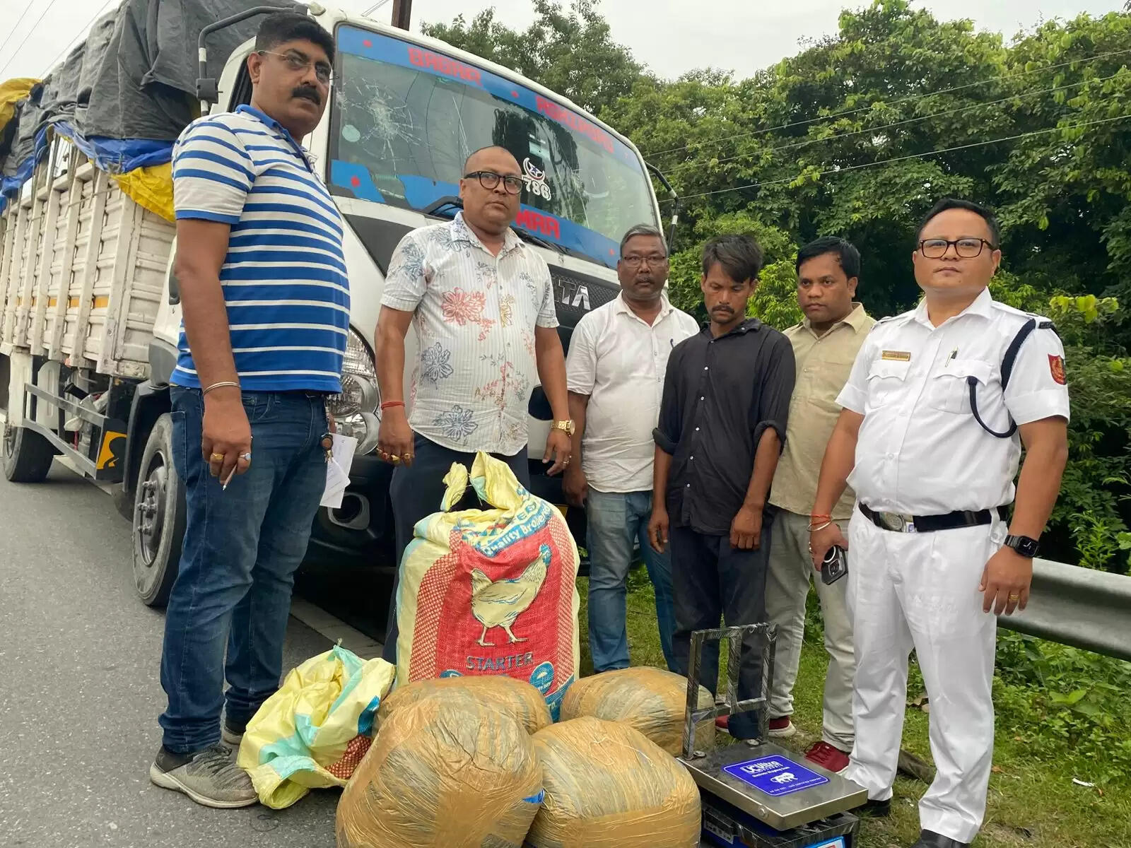 फल लदे वाहन से लाखों का गांजा बरामद, चालक गिरफ्तार