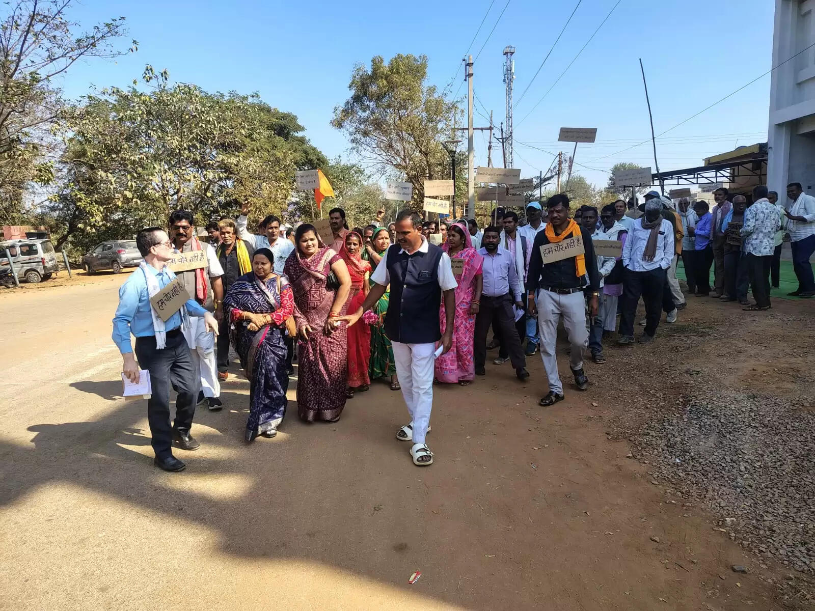 धमतरी : धान खरीद की मांग को लेकर किसान संगठनों का कलेक्ट्रेट घेराव