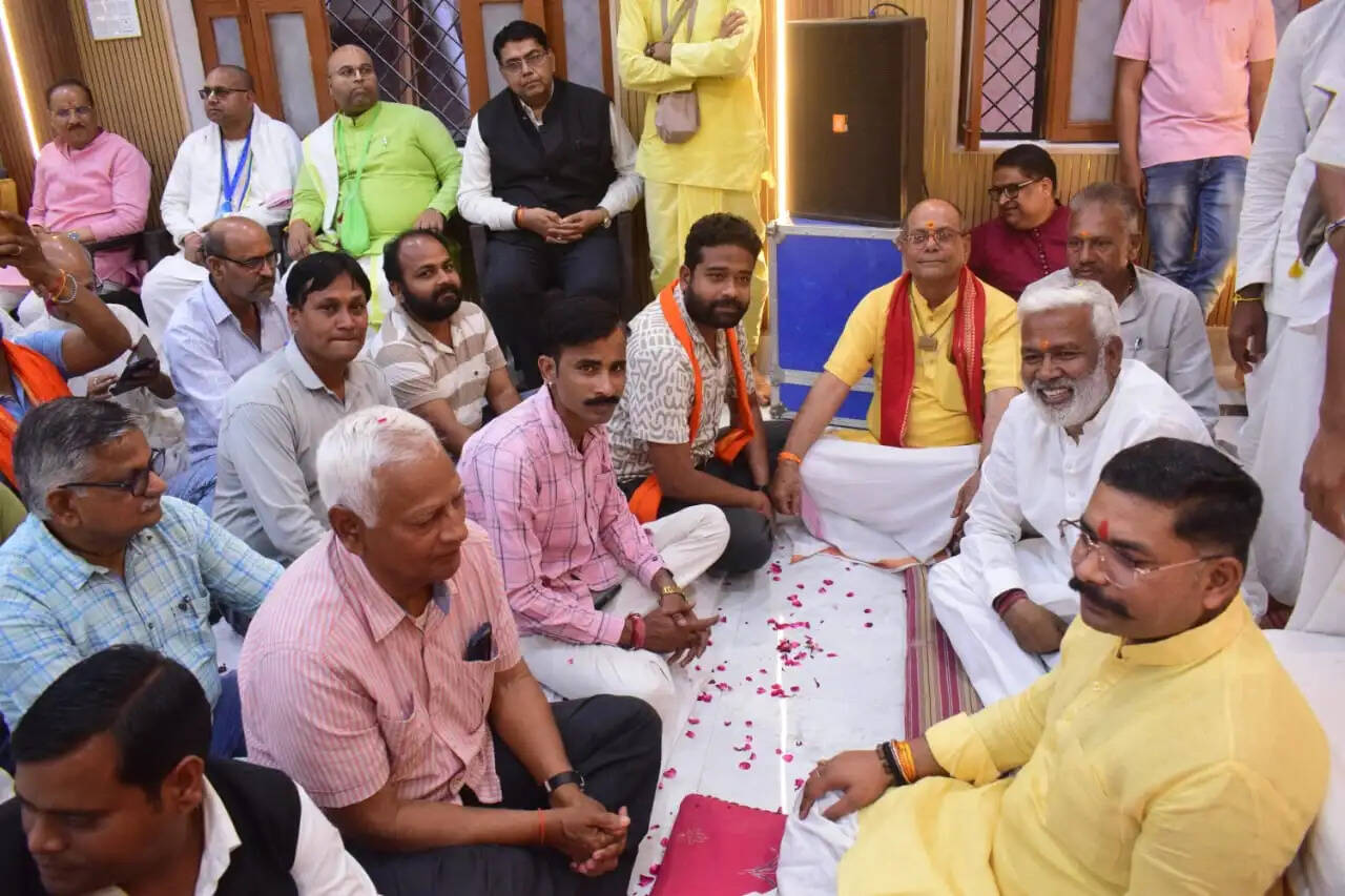 राष्ट्रीय स्वयंसेवक संघ कार्यालय में फूलों की होली के साथ धूमधाम से मनाया गया रंगोत्सव