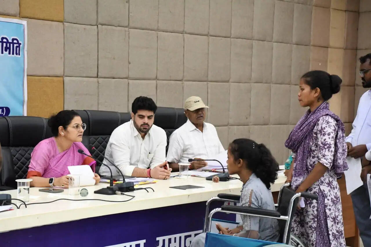 बलरामपुर : जनदर्शन में कलेक्टर ने सुनी लोगों की समस्याएं, अधिकारियों को त्वरित निराकरण के निर्देश