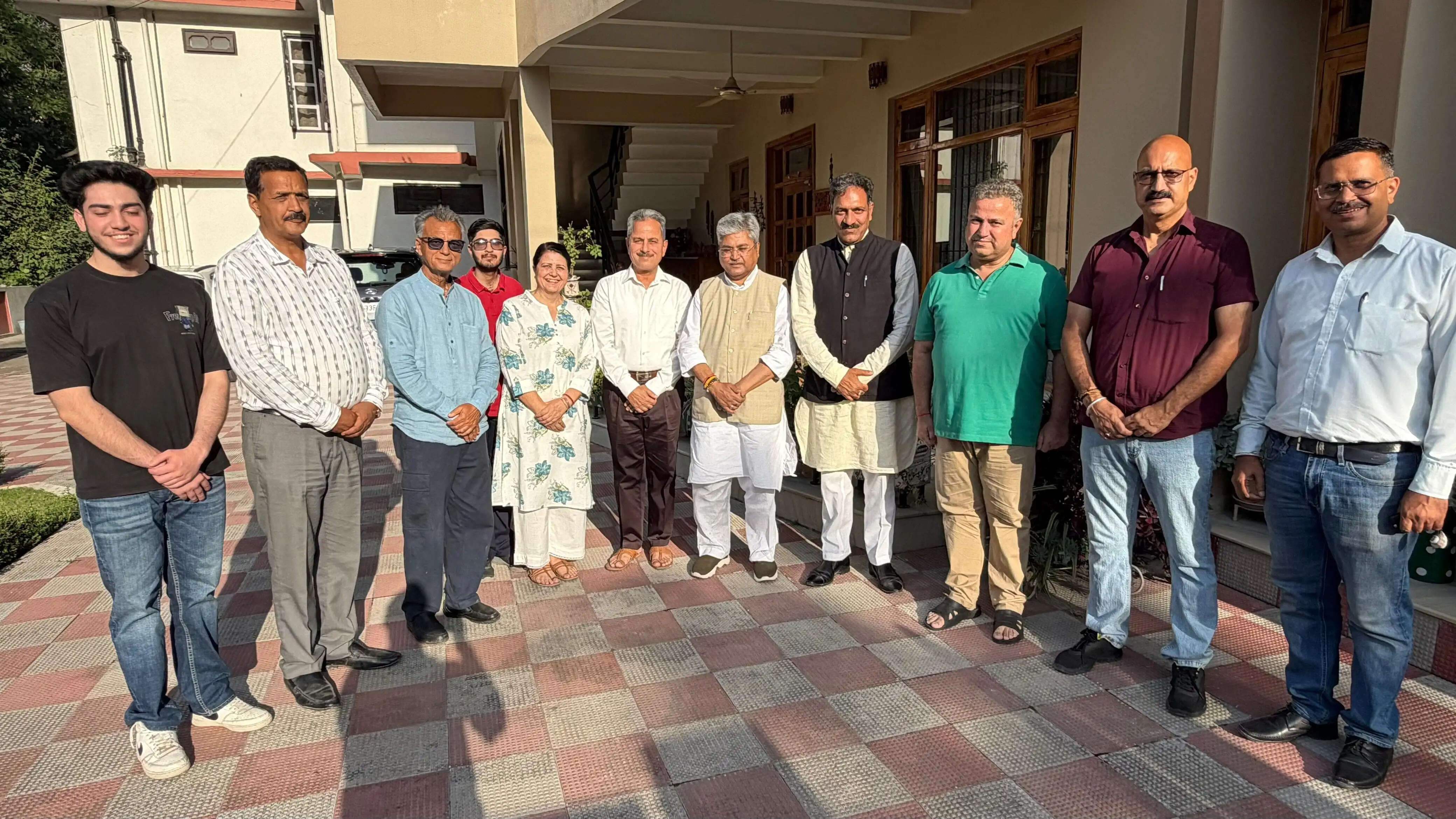 भाजपा राष्ट्रीय महामंत्री दुष्यंत कुमार गौतम ने वशिष्ठ जनों से की भेंट