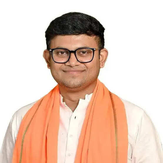 पश्चिम बंगाल के सबसे कम उम्र के युवा मंत्री बने बिराज विश्वास, दारिभिट आंदोलन से मिली अधिक पहचान