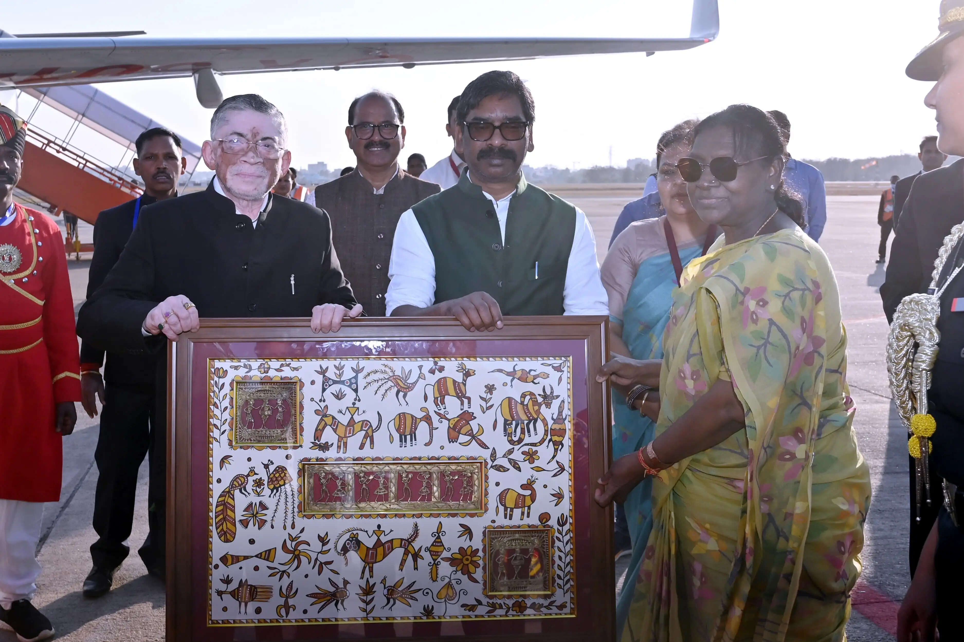 राष्ट्रपति द्रौपदी मुर्मू को राज्यपाल और मुख्यमंत्री ने एयरपोर्ट पर दी विदाई