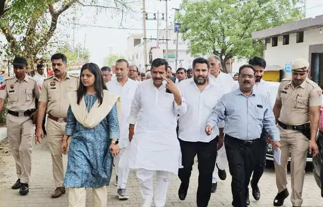 सोनीपत: अनाज मंडी में सड़क निर्माण में खामियां मिलने पर भड़के विधायक मदान