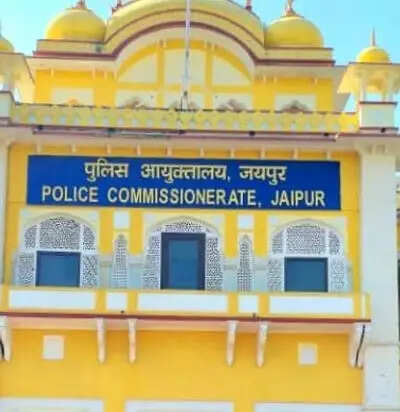 अवैध स्पा सेंटरों पर पुलिस ने मारी रेड