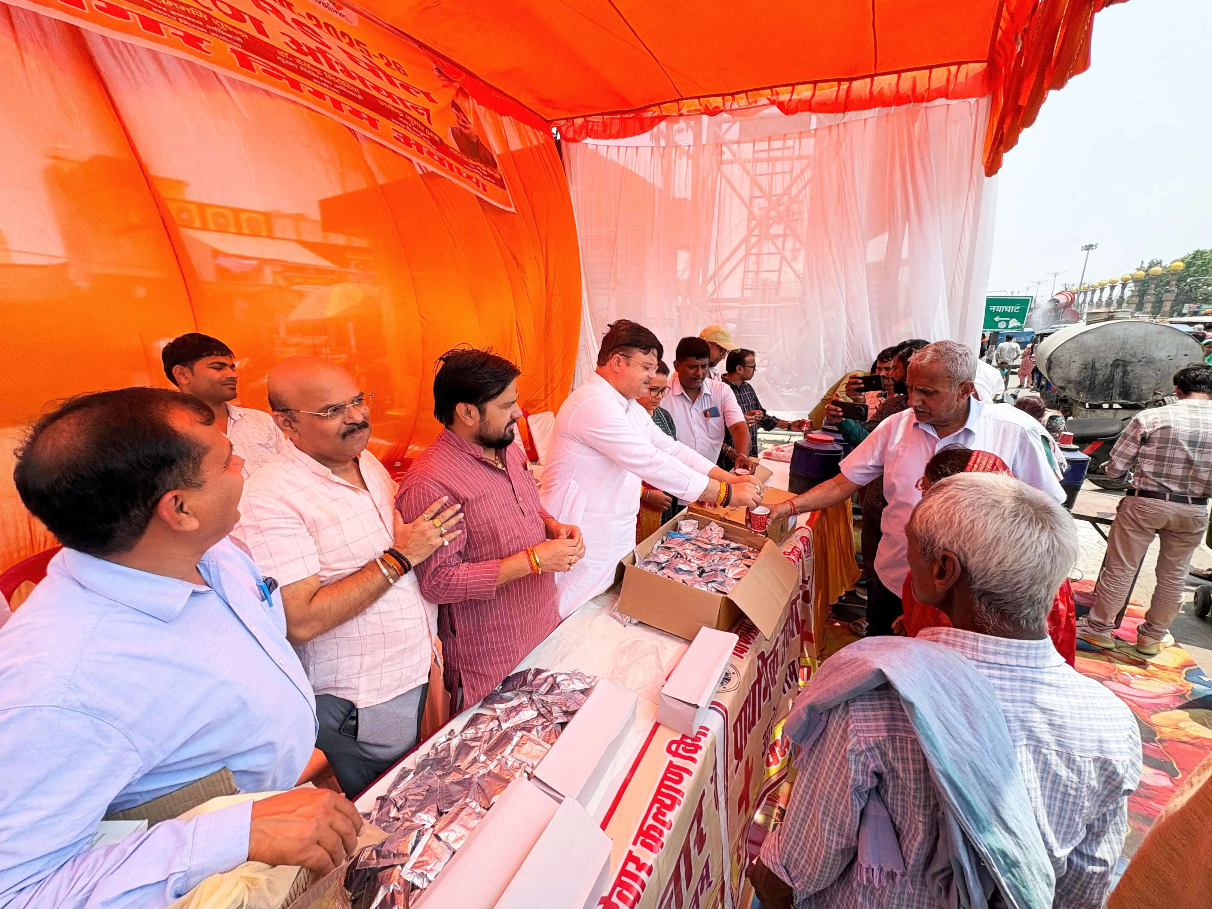 अयोध्या में श्रद्धालुओं को डायरिया से बचाने के लिए पिलाया जा रहा है ओआरएस घोल