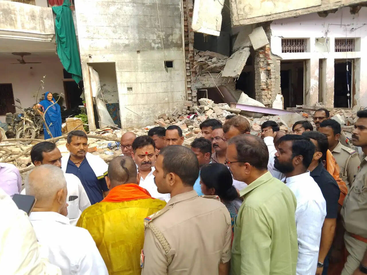 मंत्री रविन्द्र जायसवाल ने पैगंबरपुर में अवैध पटाखा फैक्ट्री में हुए भीषण विस्फोट स्थल का किया निरीक्षण
